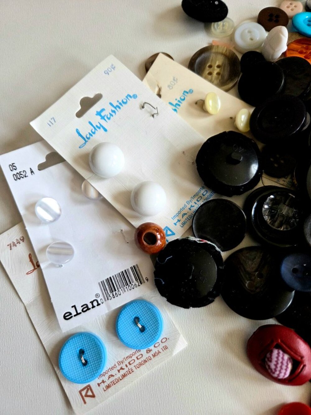 Lot of vintage buttons various sizes and colors. - Picture 3 of 7
